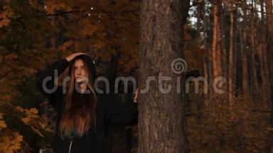 一个头发松松的戴着兜帽的女孩，用手扶着一棵树，摘下兜帽，闷闷不乐地环顾四周